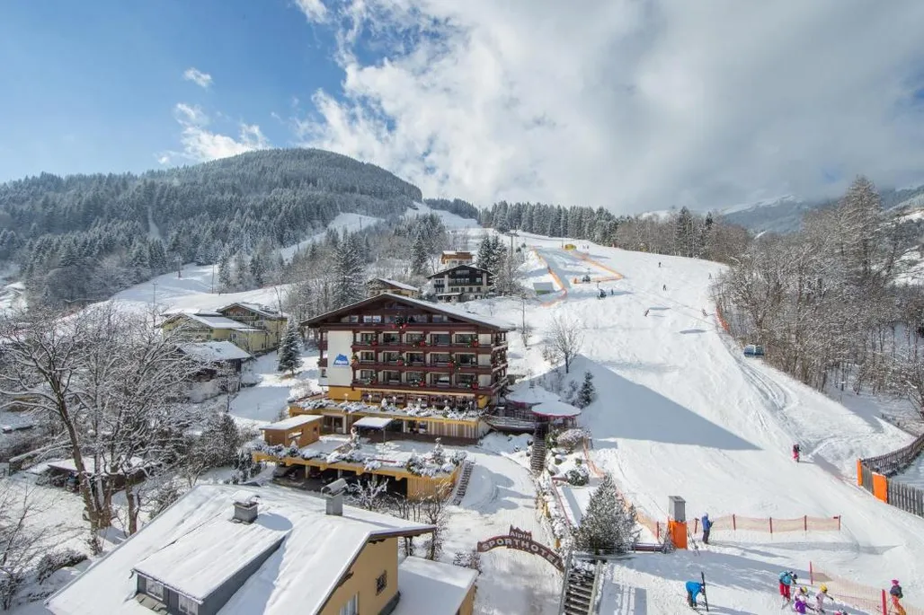 מבט אווירי על מלון ALPIN Das Sporthotel בחורף, צמוד למסלולי הסקי בצל אם זה
