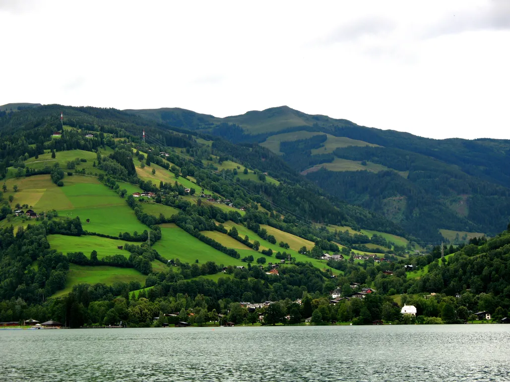 נוף פנורמי של צל אם זה (Zell am See) ואגם זלר, חבל זלצבורג, אוסטריה